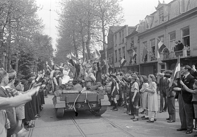 853169 Afbeelding van een Brengun Carrier met jongeren, in de Biltstraat te Utrecht, tijdens de intocht van de geallieerden.